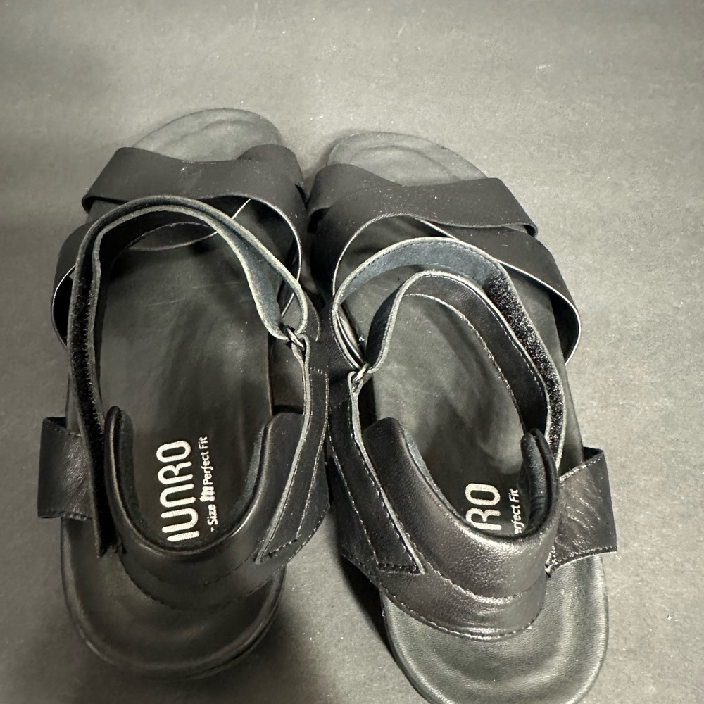 Munro Black Leather Sandals size 9.5 pre owned Exellent condition. - Picture 3 of 4